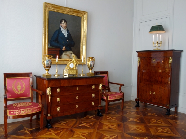 Secrétaire et commode en suite d’époque Consulat, acajou moucheté, pieds griffes