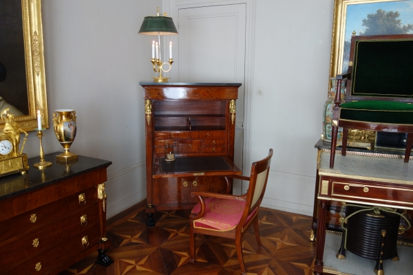 Secrétaire et commode en suite d’époque Consulat, acajou moucheté, pieds griffes