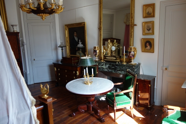 Secrétaire et commode en suite d’époque Consulat, acajou moucheté, pieds griffes