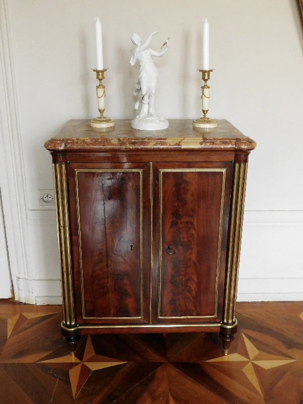 Buffet / commode d'entre deux Louis XVI en acajou de Cuba, marbre breche d'Alep