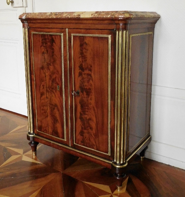 Buffet / commode d'entre deux Louis XVI en acajou de Cuba, marbre breche d'Alep