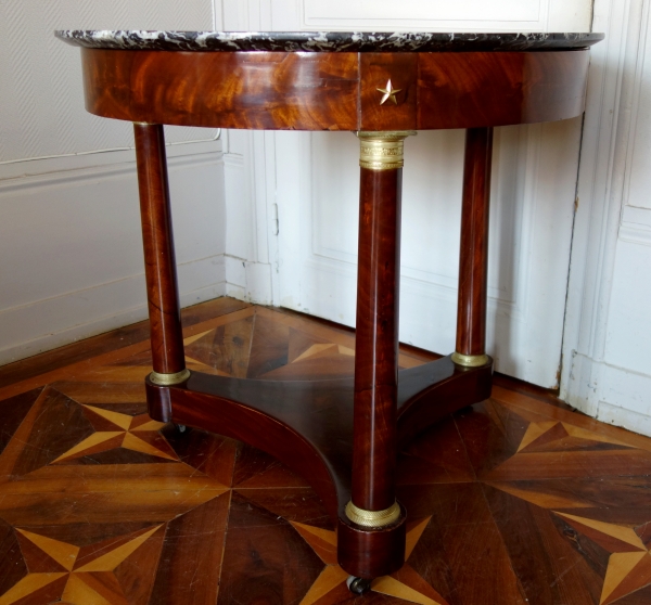 Guéridon de bibliothèque ou table à thé d'époque Empire, acajou et marbre mouluré