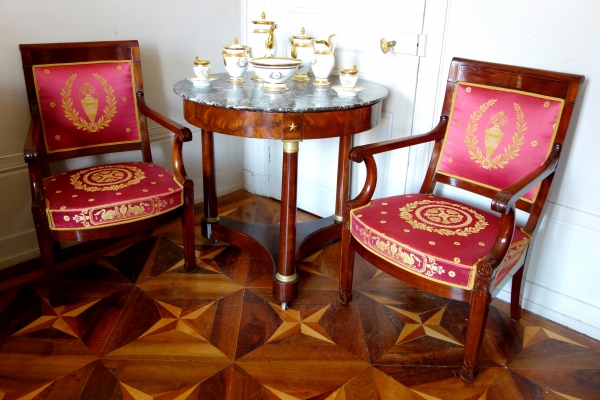 Guéridon de bibliothèque ou table à thé d'époque Empire, acajou et marbre mouluré