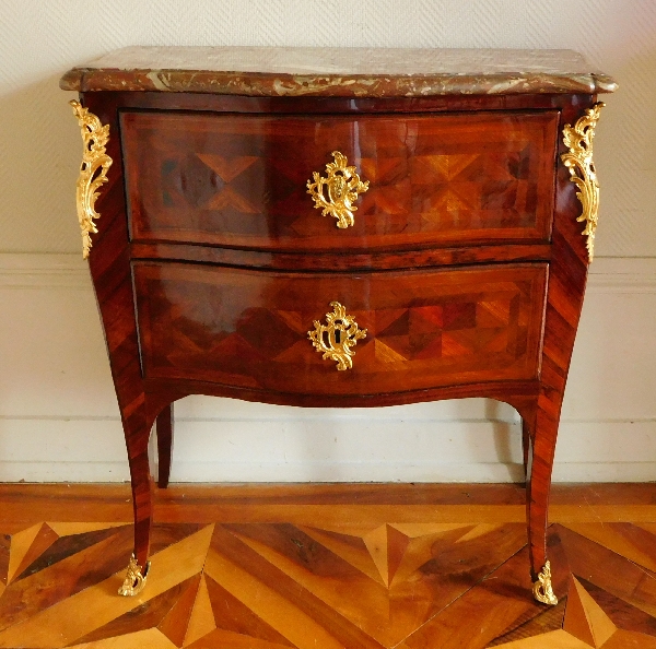 Petite commode sauteuse d'époque Louis XV en bois de violette, estampille de François Garnier