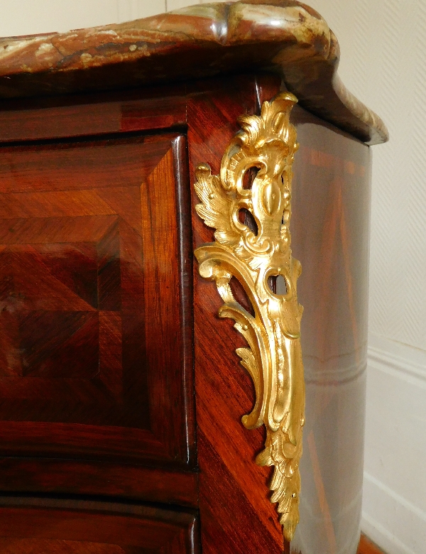 Petite commode sauteuse d'époque Louis XV en bois de violette, estampille de François Garnier