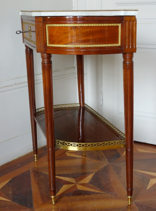 Small Louis XVI Directoire mahogany console, mercury gilt bronze, late 18th century
