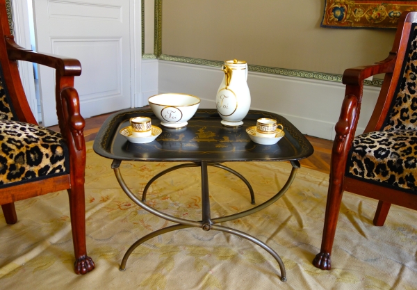 Grand plateau Napoléon III en tôle laquée monté table basse Madeleine Castaing