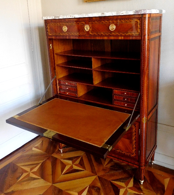 Rich marquetry writing desk - France, Louis XVI production, 18th century circa 1780