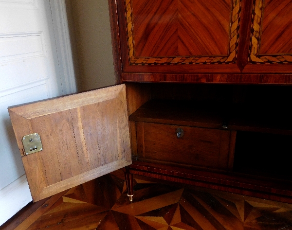 Rich marquetry writing desk - France, Louis XVI production, 18th century circa 1780