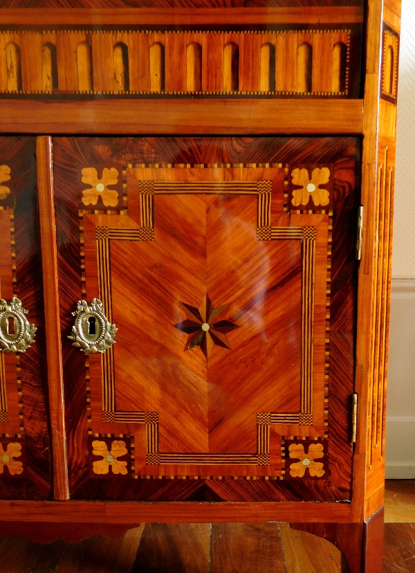 Courte à Dijon : sécrétaire en riche marqueterie trompe l'oeil d'époque Louis XVI