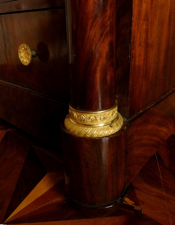 Semainier Empire à colonnes, garniture de bronzes dorés au mercure, serrures à trèfle circa 1820