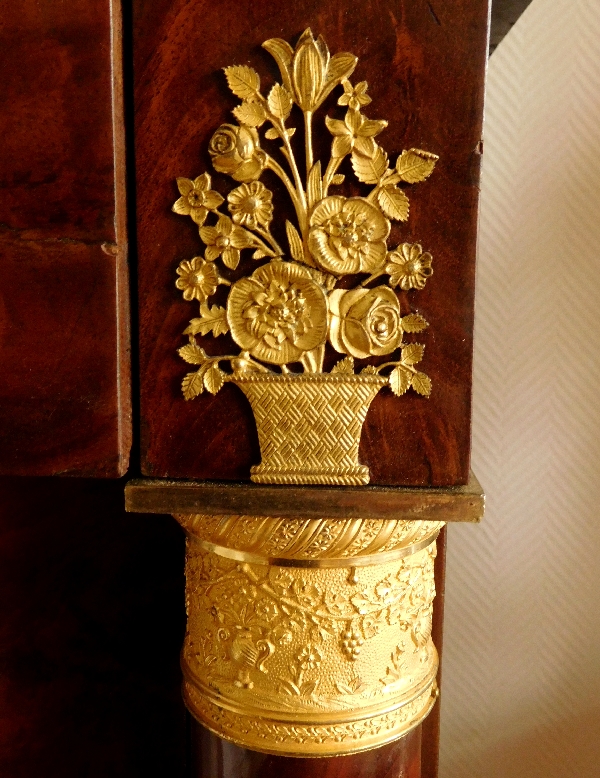 Semainier Empire à colonnes, garniture de bronzes dorés au mercure, serrures à trèfle circa 1820