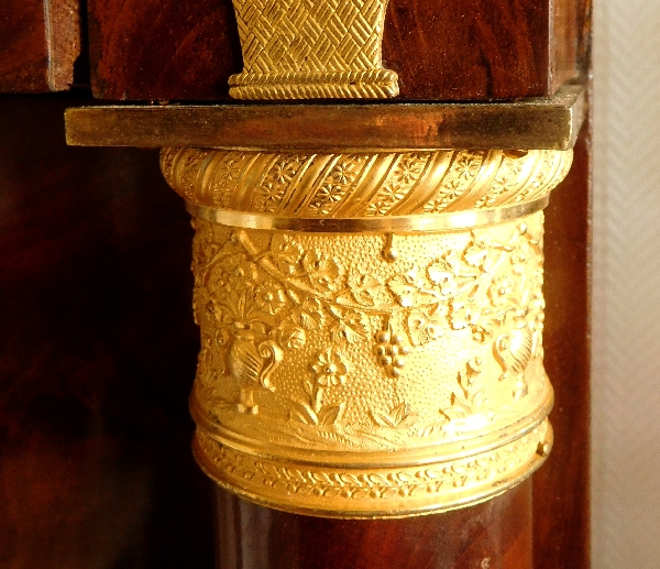 Semainier Empire à colonnes, garniture de bronzes dorés au mercure, serrures à trèfle circa 1820