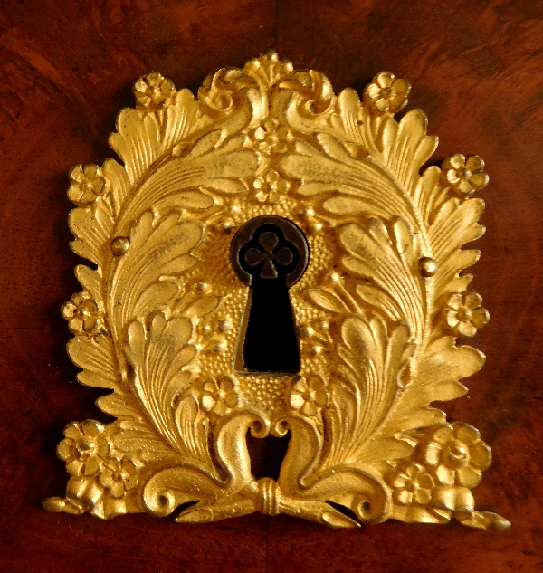 Semainier Empire à colonnes, garniture de bronzes dorés au mercure, serrures à trèfle circa 1820
