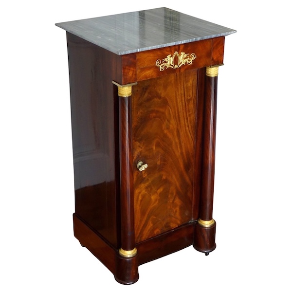 Somno / table de chevet à colonnes d'époque Empire, acajou, bronzes dorés mercure, marbre turquin