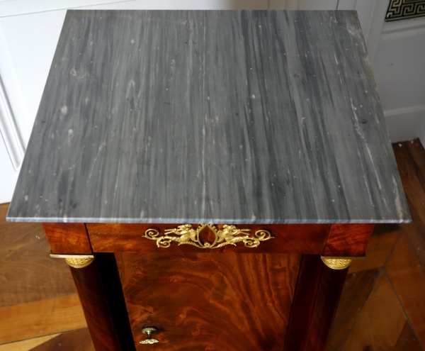 Somno / table de chevet à colonnes d'époque Empire, acajou, bronzes dorés mercure, marbre turquin