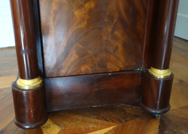 Somno / table de chevet à colonnes d'époque Empire, acajou, bronzes dorés mercure, marbre turquin