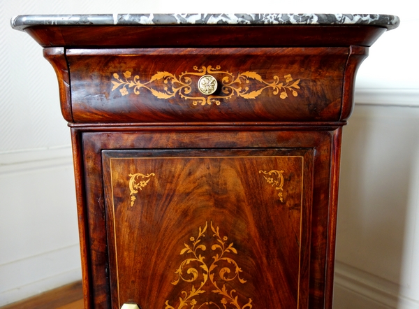 Somno, table de chevet en acajou et marqueterie de citronnier, époque Restauration Charles X