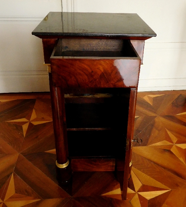 Somno, table de chevet en acajou à colonnes d'époque Empire, bronzes dorés au mercure