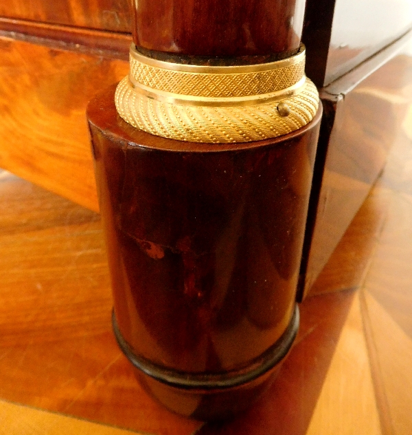 Somno, table de chevet en acajou à colonnes d'époque Empire, bronzes dorés au mercure