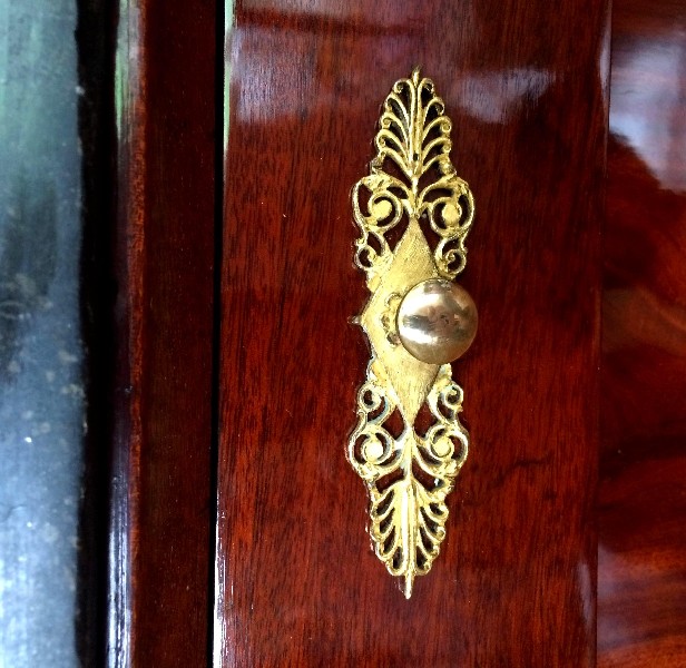 Somno, table de chevet en acajou à colonnes d'époque Empire, bronzes dorés au mercure