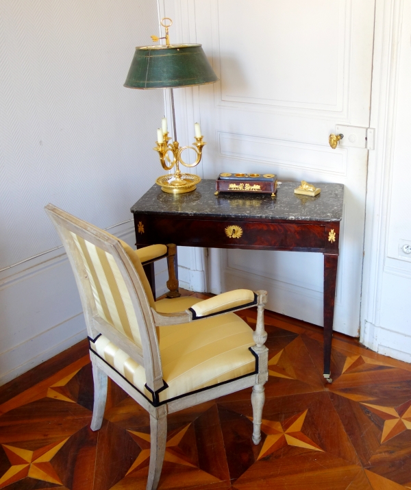 Table à écrire en acajou et marbre - bronzes dorés au mercure - époque Empire Restauration