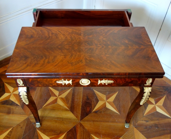 Table à jeu console d'époque Empire Restauration en acajou flammé et bronze doré au mercure