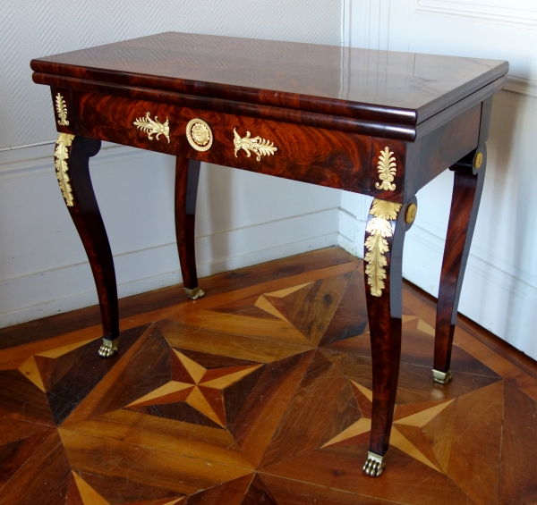 Table à jeu console d'époque Empire Restauration en acajou flammé et bronze doré au mercure