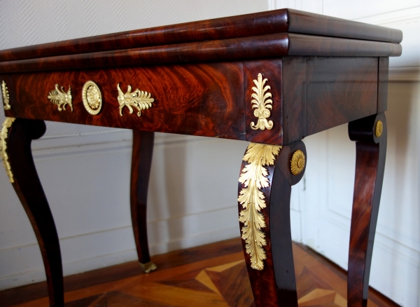 Table à jeu console d'époque Empire Restauration en acajou flammé et bronze doré au mercure