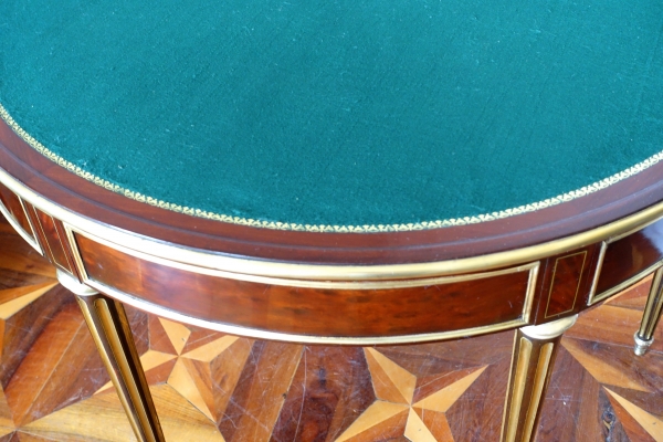 Table à jeu demi-lune en acajou moucheté & laiton à pieds cannelés, époque Louis XVI Directoire