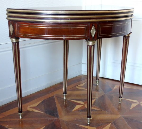 Table à jeu demi-lune / table de salle à manger en acajou à pieds cannelés, époque Directoire fin XVIIIe siècle