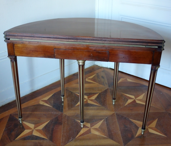 Table à jeu demi-lune / table de salle à manger en acajou à pieds cannelés, époque Directoire fin XVIIIe siècle