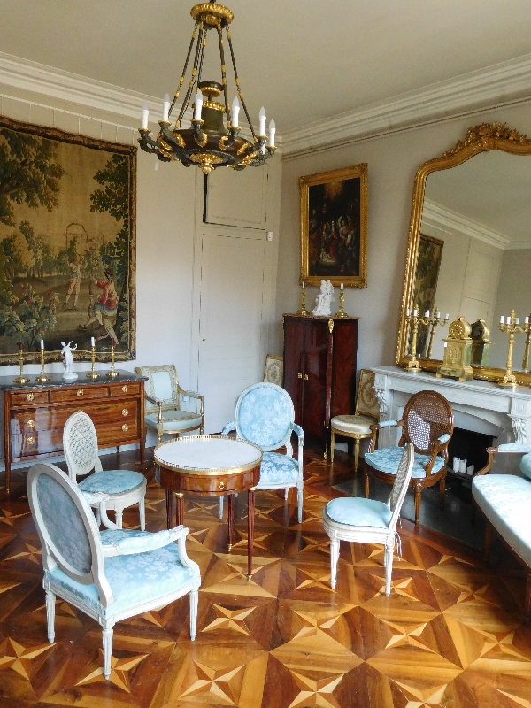 Table bouillotte en acajou d'époque Louis XVI, garniture de bronze ciselé et doré à l'or