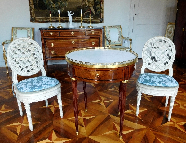 Table bouillotte en acajou d'époque Louis XVI, garniture de bronze ciselé et doré à l'or