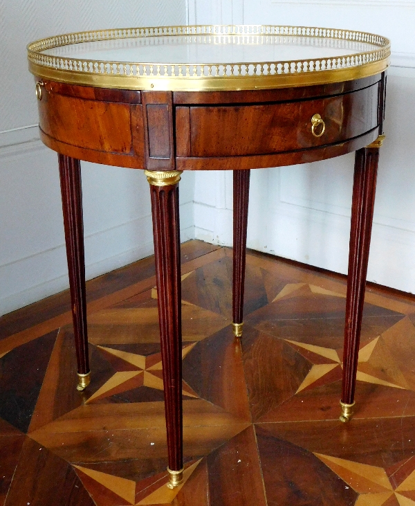 Table bouillotte en acajou d'époque Louis XVI, garniture de bronze ciselé et doré à l'or