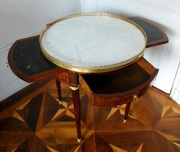 Table bouillotte en acajou d'époque Louis XVI, garniture de bronze ciselé et doré à l'or