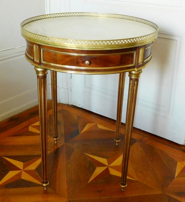 Table bouillotte de style Louis XVI en acajou et laiton, époque Napoleon III