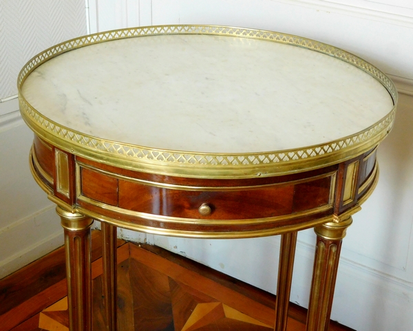 Table bouillotte de style Louis XVI en acajou et laiton, époque Napoleon III