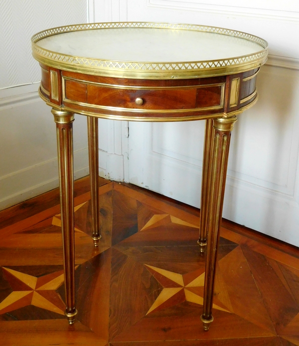 Table bouillotte de style Louis XVI en acajou et laiton, époque Napoleon III