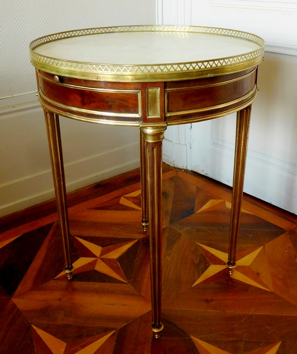 Table bouillotte de style Louis XVI en acajou et laiton, époque Napoleon III