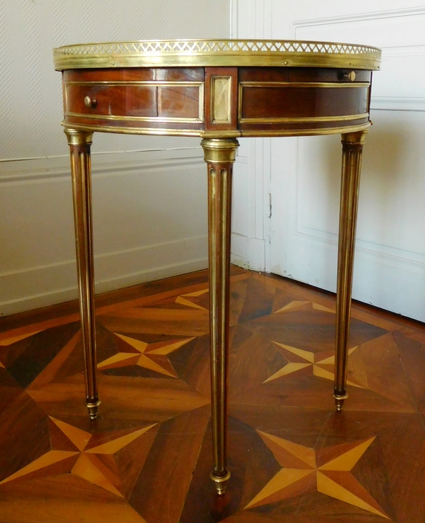 Table bouillotte de style Louis XVI en acajou et laiton, époque Napoleon III