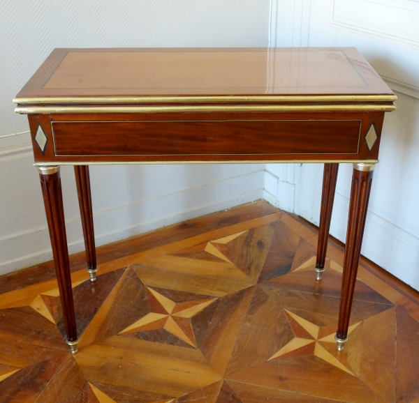 Table à jeu Louis XVI Directoire en acajou, ébène et laiton, époque fin XVIIIe siècle