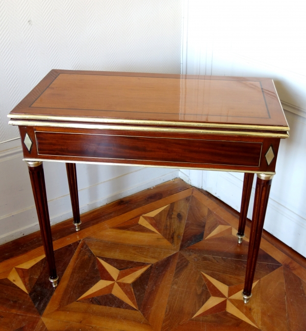 Table à jeu Louis XVI Directoire en acajou, ébène et laiton, époque fin XVIIIe siècle