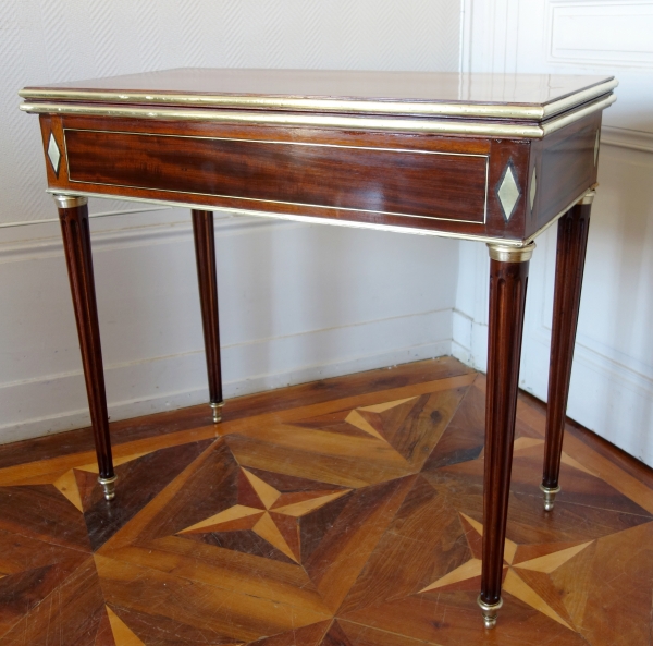 Table à jeu Louis XVI Directoire en acajou, ébène et laiton, époque fin XVIIIe siècle