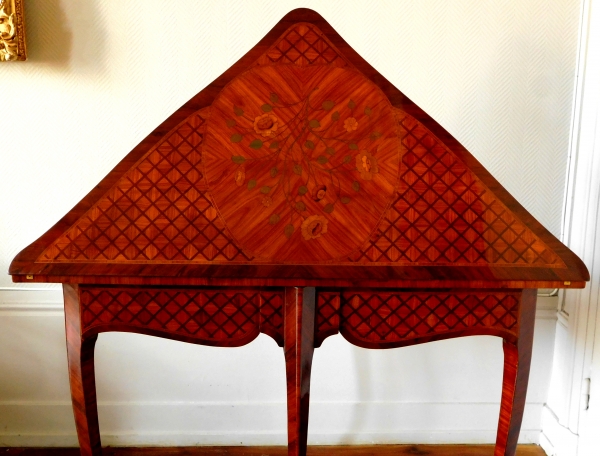 Table à jeu encoignure d'époque Louis XV en marqueterie