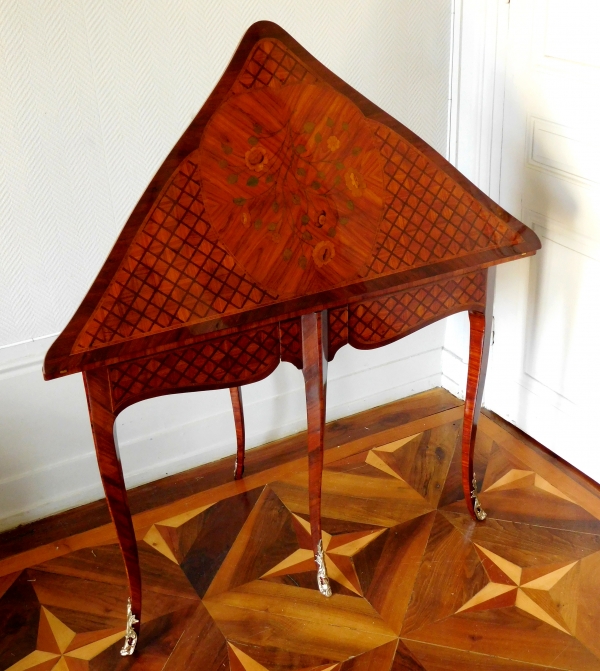 Table à jeu encoignure d'époque Louis XV en marqueterie