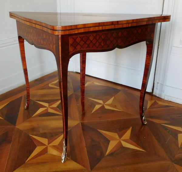 Table à jeu encoignure d'époque Louis XV en marqueterie