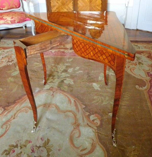 Table à jeu encoignure d'époque Louis XV en marqueterie