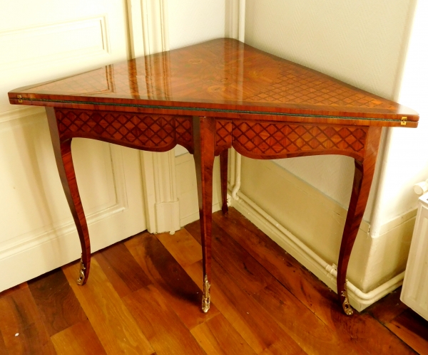 Table à jeu encoignure d'époque Louis XV en marqueterie