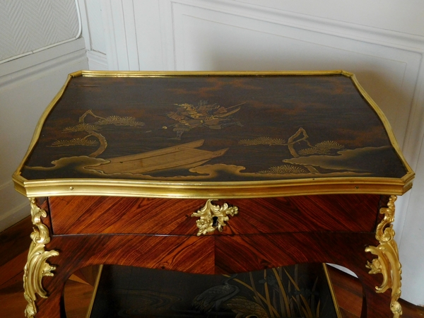 JP Latz : table de salon d'époque Louis XV en bois de violette et laque du Japon - Estampille